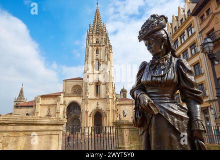 Scultura di Mauro Alvarez, Plaza Alfonso II El Casto, Cattedrale, Oviedo, Asturie, Spagna. Foto Stock