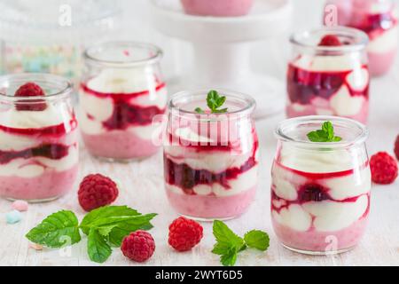 Dessert al quark fruttato con lamponi in bicchieri piccoli Foto Stock