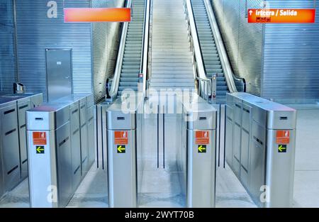 Tornelli alla stazione di Ansio, metropolitana di Bilbao progettata dall'architetto Normal Foster. Barakaldo, Bilbao. Biscaglia, Euskadi. Spagna. Foto Stock