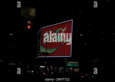 La Coppa del mondo femminile FIFA 2023 e il Kings Cross Coke si sono illuminati nei colori nazionali dell'Australia durante le partite in Australia e nuova Zelanda Foto Stock