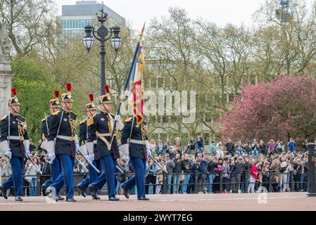 Buckingham Palace, Londra, Regno Unito. 8 aprile 2024. La Gendarmerie Nationale francese sfilò insieme ai soldati della Household Division dell'esercito britannico per celebrare il 120° anniversario dell'intesa cordiale. Saranno ispezionati dal Duca e dalla Duchessa di Edimburgo, dal Capo di Stato maggiore del Regno Unito (CGS), dal generale Sir Patrick Sanders, dal Capo di Stato maggiore dell'esercito francese, dal generale Pierre Schill e dall'ambasciatore francese presso il Regno Unito Helene Duchene. La Gendarmeria è marciata dentro e fuori dal piazzale di Buckingham Palace dalla Band of the Grenadier Guards, che esegue anche gli inni nazionali di entrambi i paesi A. Foto Stock