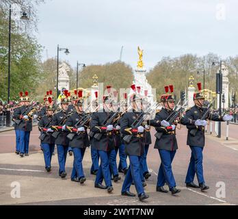 Buckingham Palace, Londra, Regno Unito. 8 aprile 2024. La Gendarmerie Nationale francese sfilò insieme ai soldati della Household Division dell'esercito britannico per celebrare il 120° anniversario dell'intesa cordiale. Saranno ispezionati dal Duca e dalla Duchessa di Edimburgo, dal Capo di Stato maggiore del Regno Unito (CGS), dal generale Sir Patrick Sanders, dal Capo di Stato maggiore dell'esercito francese, dal generale Pierre Schill e dall'ambasciatore francese presso il Regno Unito Helene Duchene. La Gendarmeria è marciata dentro e fuori dal piazzale di Buckingham Palace dalla Band of the Grenadier Guards, che esegue anche gli inni nazionali di entrambi i paesi A. Foto Stock