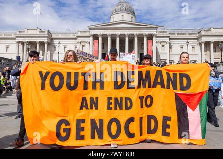 Londra, Regno Unito. 08 APRILE, 2024. Pro Palestine e i membri del gruppo Just Stop Oil "Youth Demand" marciano attraverso il centro di Londra nella foto fuori dalla National Gallery. Credito Milo Chandler/Alamy Live News Foto Stock