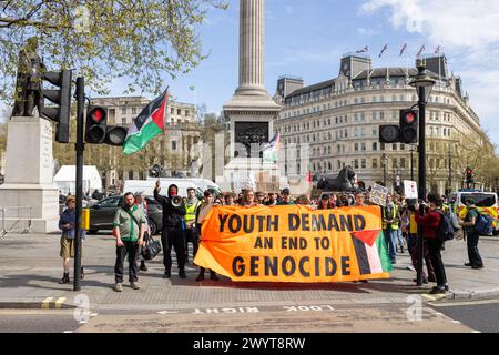 Londra, Regno Unito. 08 APRILE, 2024. Pro Palestine e i membri del gruppo Just Stop Oil "Youth Demand" marciano attraverso il centro di Londra. Credito Milo Chandler/Alamy Live News Foto Stock