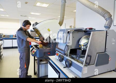 Taglierina. Officina meccanica di preparazione dei campioni incorporati. Caratterizzazione, test e analisi di materiali e componenti. Servizi tecnologici all'industria. Tecnalia Research & Innovation, Donostia, San Sebastian, Gipuzkoa, Paesi Baschi, Spagna. Foto Stock