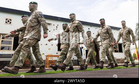 Kigali, Ruanda. 8 aprile 2024. Una cerimonia commemorativa è organizzata a Camp Kigali, il memoriale dei pacificatori belgi a Kigali, Ruanda, lunedì 8 aprile 2024. I ministri e i rappresentanti delle famiglie belgi partecipano alla commemorazione del 30° anniversario del genocidio contro i tutsi e all'assassinio di dieci paracadutisti belgi. BELGA PHOTO BENOIT DOPPAGNE credito: Belga News Agency/Alamy Live News Foto Stock