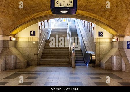 Scale mobili stazione ferroviaria Bahnhof Zoo / stazione ferroviaria Zoologischer Garten. Scale e scala mobile dalla sala principale e passaggio verso i binari e la piattaforma. Berlino, Germania. Il Bahnhof era parte della storia biografica di Christine F, Wir Kinder vom Bahnhof Zoo. Berlin Bahnhof Zoo Berlin Germania Copyright: XGuidoxKoppesx Foto Stock