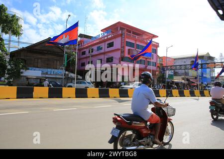 Phnom Penh, Cambogia - 09 aprile 2017: Persone locali non identificate siedono sul motore ad aspettare qualcuno. Phnom Penh è la capitale della cambogia. Foto Stock