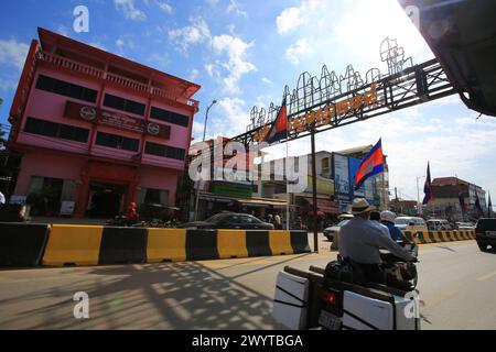 Phnom Penh, Cambogia - 09 aprile 2017: Persone locali non identificate siedono sul motore ad aspettare qualcuno. Phnom Penh è la capitale della cambogia. Foto Stock