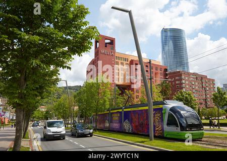 Il Tram. Hotel Melia, Abandoibarra Hiribidea e Iberdrola torre in background, Bilbao, Bizkaia. Paese basco. Spagna. Foto Stock