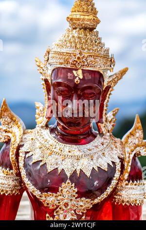 Ritratto della statua del Buddha rosso a Krabi, nel sud-est asiatico. Foto Stock