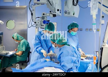 Intervento chirurgico di occhi, cataratte, teatro operatorio di oftalmologia, ospedale Donostia, San Sebastian, Gipuzkoa, Paesi Baschi, Spagna. Foto Stock