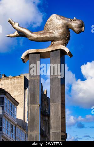 O Sireno, il Sireno, pesce di acciaio inossidabile uomo, scultura di Leiro Francisco, Puerta del Sol, Vigo, Pontevedra, Galizia, Spagna. Foto Stock