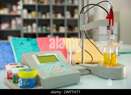 PH-metro a elettrodi selettivi e campioni di cemento colorato per lo studio degli effetti cromatici, laboratorio di microincapsulamento e preparazione chimica, Centro di ricerca tecnologica, Tecnalia Construction, CIDEMCO-Tecnalia Research & Innovation, sviluppo di nuovi prodotti e soluzioni innovative attraverso la ricerca e l'innovazione in diversi settori di attività quali materiali e chimica sostenibile, efficienza energetica degli edifici, risanamento e sicurezza, Azpeitia, Gipuzkoa, Euskadi, Spagna. Foto Stock