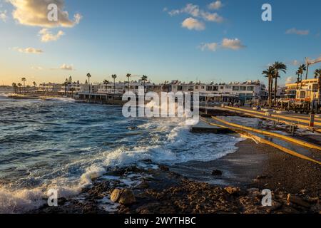 Paphos, Cipro - 23 dicembre 2023: Grandi onde marine che si infrangono sul lungomare di Paphos dopo la tempesta invernale. Foto Stock