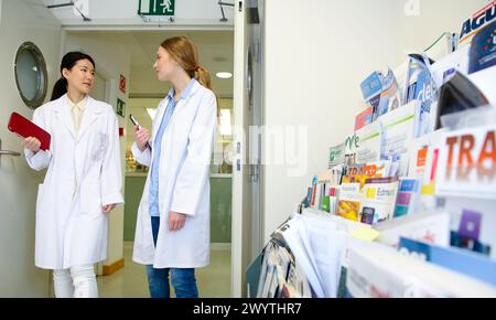 Ricercatori che camminano nel laboratorio del corridoio. Laboratorio di analisi chimica. Servizi tecnologici all'industria. Tecnalia Research & Innovation, Donostia, San Sebastian, Gipuzkoa, Paesi Baschi, Spagna. Foto Stock