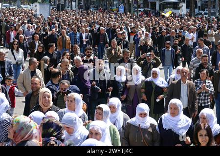 Centinaia di persone, guidate da madri curde della pace, sono state viste dirigersi verso l'edificio del comune di Diyarbakir per celebrare la vittoria dopo che i co-sindaci del Partito DEM hanno ufficialmente preso il potere. Ayse Serra Bucak Kucuk e Dogan Hatun del Partito Popolare per l'uguaglianza e la democrazia (Partito DEM), che hanno vinto la Co-Mayorship del comune metropolitano di Diyarbakir, la più grande delle città curde in Turchia, hanno ufficialmente iniziato le loro funzioni oggi ricevendo i loro certificati di elezione dal Consiglio elettorale provinciale. Così, i curdi hanno ripreso il comune di Diyarbak dai fiduciari dopo 8 anni Foto Stock