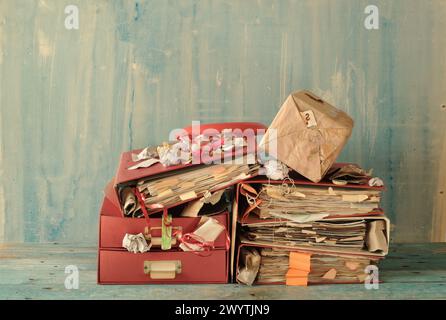 cartelle di file e contenitori disordinati in un ufficio ingombrante, burocrazia, sovraccarico di lavoro, sfruttamento, concetto aziendale, spazio di copia gratuito. ana vintage Foto Stock