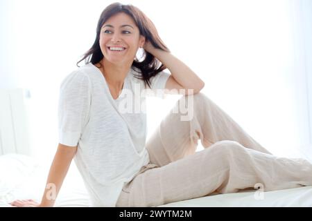 Donna nel letto. Foto Stock