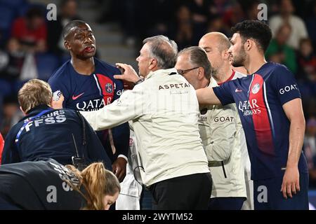 © Julien Mattia/le Pictorium/MAXPPP - Parigi 06/04/2024 Julien Mattia/le Pictorium - 06/04/2024 - Francia/Ile-de-France/Parigi - Nordi Mukiele sort sur blessure lors de la 28eme journee de ligue 1 Ubereats, entre le PSG et Clermont Foot 63 au Parc des Princes, le 6 Avril 2024 - Valeurs ACtuelles, out, JDD no JDD, RUSSIA OUT, NO RUSSIA #norussia/06/04/2024 - Francia/Ile-de-France (regione)/Parigi - Nordi Mukiele parte con infortunio durante la 28a giornata di Ligue 1 Ubereats, tra PSG e Clermont Foot 63 al Parc des Princes, 6 aprile 2024 Foto Stock