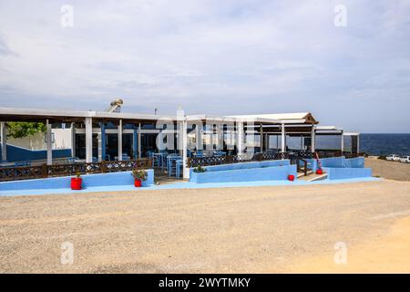 Kos, Grecia - 11 maggio 2023: Ristorante di pesce sulla spiaggia di Limnionas. Isola di Kos, Dodecaneso, Grecia Foto Stock