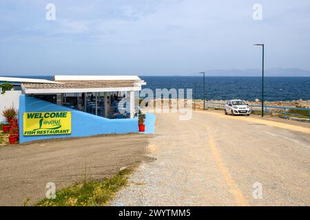 Kos, Grecia - 11 maggio 2023: Porto sulla spiaggia di Limnionas e ristorante di pesce. Isola di Kos, Dodecaneso, Grecia Foto Stock