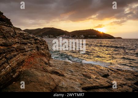 Tramonto sulla baia, isola di Kea settentrionale, Grecia Foto Stock