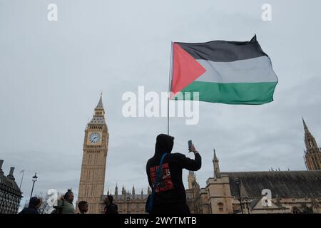 Londra, Regno Unito. 8 aprile 2024. Domanda giovanile, un gruppo formato da membri di Just Stop Oil, protesta per chiedere la fine del genocidio in Palestina. Crediti: Joao Daniel Pereira/Alamy Live News Foto Stock