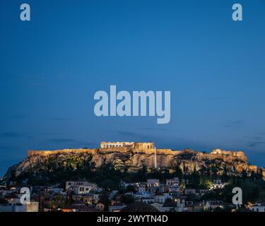 Vista dell'Acropoli da Piazza Monastiraki, Atene, Attica, Grecia Foto Stock
