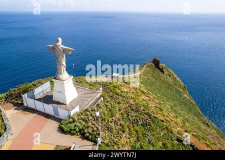 Gesù Cristo Statua del Cristo Re a Garajau (Cristo Rei ) vicino a Funchal. Vista aerea con drone Foto Stock