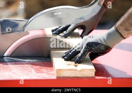 Macchine per l'edilizia, sega da banco con sega circolare per taglio legno. Foto Stock