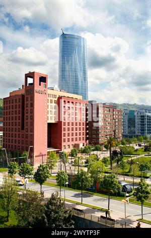 Hotel Melia, Abandoibarra Hiribidea e Torre Iberdrola sullo sfondo, Bilbao, Bizkaia, Euskadi, Spagna. Foto Stock