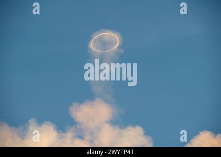 Etna, Italia. 6 aprile 2024. Un anello di gas nel cielo gli anelli di vortice vulcanico emergono da un nuovo cratere sul lato nord del cratere sud-orientale del vulcano Etna in Sicilia (foto di Salvatore cavalli/SOPA Images/Sipa USA) credito: SIPA USA/Alamy Live News Foto Stock