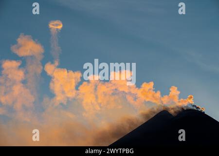 Etna, Italia. 6 aprile 2024. Etna al tramonto, emettendo i suoi anelli a gas gli anelli a vortice vulcanici emergono da un nuovo cratere sul lato nord del cratere sud-orientale del vulcano Etna in Sicilia, Italia (foto di Salvatore cavalli/SOPA Images/Sipa USA) credito: SIPA USA/Alamy Live News Foto Stock