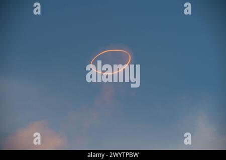 Etna, Italia. 6 aprile 2024. Un anello di gas nel cielo gli anelli di vortice vulcanico emergono da un nuovo cratere sul lato nord del cratere sud-orientale del vulcano Etna in Sicilia (foto di Salvatore cavalli/SOPA Images/Sipa USA) credito: SIPA USA/Alamy Live News Foto Stock