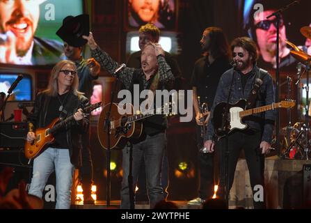 KIX Brooks e Ronnie Dunn di Brooks e Dunn si esibiscono sul palco durante i CMT Music Awards 2024 al Moody Center il 7 aprile 2024 ad Austin, Texas. Foto: Amy E. Price/imageSPACE Foto Stock