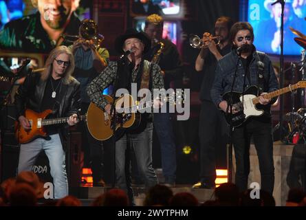 KIX Brooks e Ronnie Dunn di Brooks e Dunn si esibiscono sul palco durante i CMT Music Awards 2024 al Moody Center il 7 aprile 2024 ad Austin, Texas. Foto: Amy E. Price/imageSPACE Foto Stock