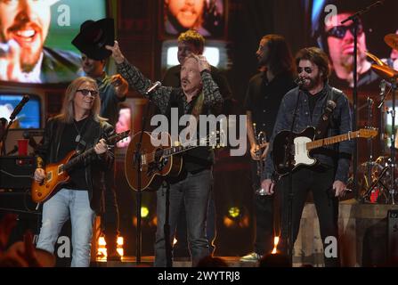 KIX Brooks e Ronnie Dunn di Brooks e Dunn si esibiscono sul palco durante i CMT Music Awards 2024 al Moody Center il 7 aprile 2024 ad Austin, Texas. Foto: Amy E. Price/imageSPACE/Sipa USA Foto Stock