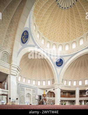 Interno della Moschea del territorio federale, Kuala Lumpur, Malesia Foto Stock