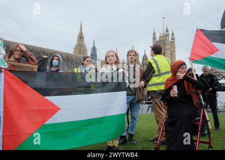 Londra, Regno Unito. 8 aprile 2024. Domanda giovanile, un gruppo formato da membri di Just Stop Oil, protesta per chiedere la fine del genocidio in Palestina. (Foto di Joao Daniel Pereira/Sipa USA) credito: SIPA USA/Alamy Live News Foto Stock