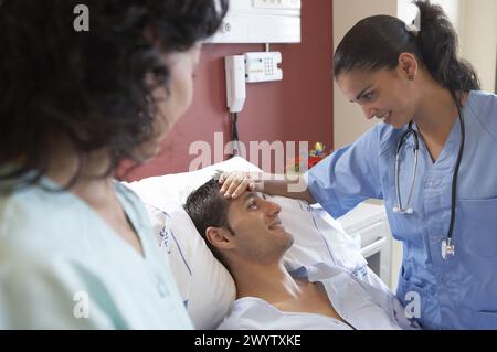 Infermieri e pazienti ricoverati in ospedale. Foto Stock