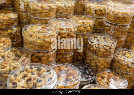 Vari tipi di biscotti che vendono allo stand. Foto Stock