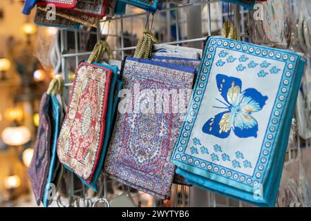 Vari tipi di sacchetti turchi in vendita nel negozio di souvenir. Foto Stock