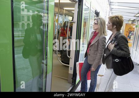 Pendolari. Tramvia. Bilbao, Bizkaia, Euskadi. Spagna. Foto Stock