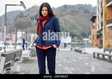 Giovane donna, Marina, Pasai Donibane, Pasaia Port, Gipuzkoa, paesi Baschi, Spagna, Europa. Foto Stock