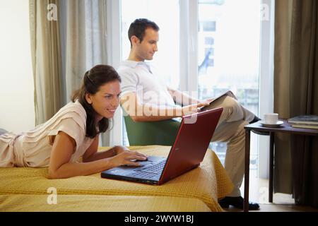 Coppia in camera d'albergo. Foto Stock