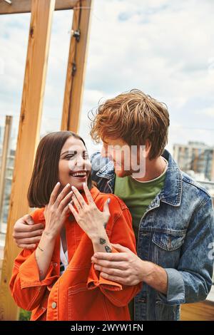 Un uomo e una donna stanno aggraziatamente fianco a fianco, la loro presenza trasuda forza e unità in un momento sereno Foto Stock