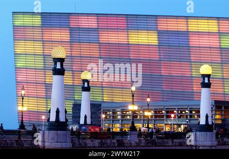 Luci di Carnevale al Kursaal Center, di Rafael Moneo. San Sebastián. Spagna. Foto Stock