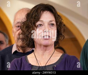 Foto del file del 07/12/23 della professoressa Julia Waters, sorella della direttrice Ruth Perry, che si è tolta la vita dopo un'ispezione della Ofsted. La professoressa Waters ha detto che "dovrà essere convinta" dell'indipendenza di una revisione dopo la sua morte, dopo che l'ex capo delle scuole, il cane da guardia, Dame Christine Gilbert, è stato nominato a guidarla. Data di pubblicazione: Lunedì 8 aprile 2024. Foto Stock