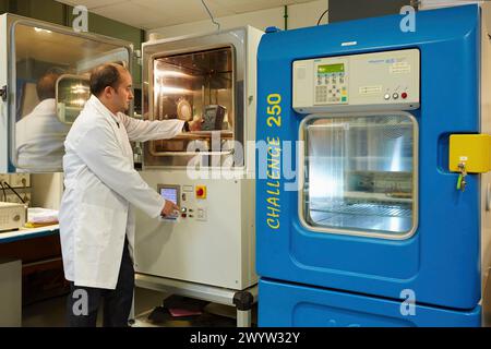 Provare il clima ad alte e basse temperature. Camera climatica. Test di invecchiamento artificiale. Laboratorio di test ambientale. Certificazione delle apparecchiature elettriche. Servizi tecnologici all'industria. Tecnalia Research & Innovation, Bizkaia, Paesi Baschi, Spagna. Foto Stock